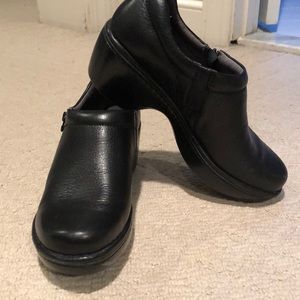 Black leather Ariat clogs